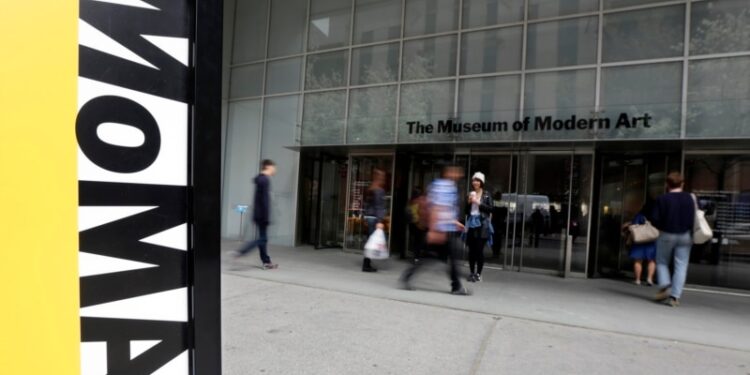 Artista de performance desnudo demanda a MoMA por agresión sexual