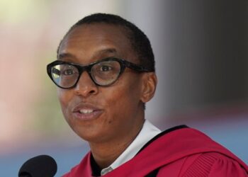 Renuncia presidenta de Harvard en medio de críticas y acusaciones de plagio