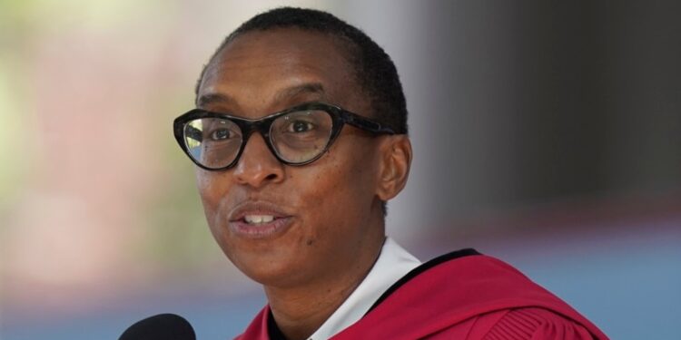Renuncia presidenta de Harvard en medio de críticas y acusaciones de plagio