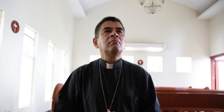 El Vaticano recibe al obispo Rolando Álvarez y 18 sacerdotes tras su excarcelación en Nicaragua