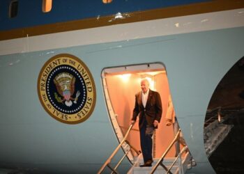 Captan a Biden “inestable y confundido” mientras aborda el Air Force One después de unas cálidas vacaciones