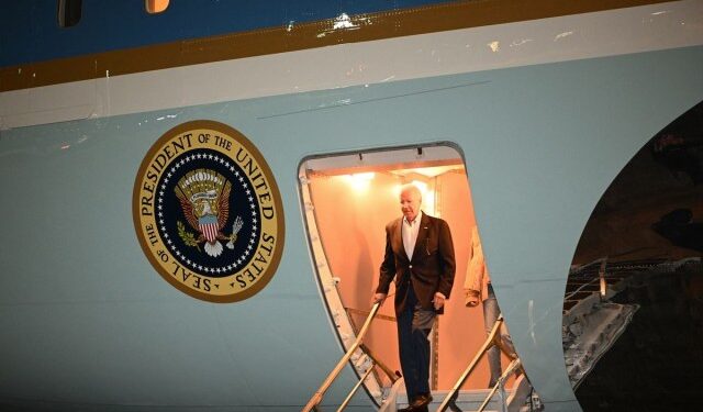 Captan a Biden “inestable y confundido” mientras aborda el Air Force One después de unas cálidas vacaciones