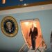 Captan a Biden “inestable y confundido” mientras aborda el Air Force One después de unas cálidas vacaciones