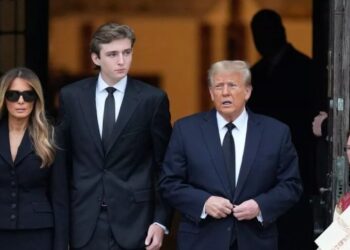 La “angustiada” Melania tuvo una “falta deliberada de contacto” con Donald Trump en el funeral de su madre
