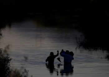 El Departamento de Justicia presentó una demanda ante la Corte Suprema por el control de frontera en Texas.