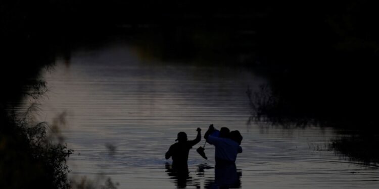 El Departamento de Justicia presentó una demanda ante la Corte Suprema por el control de frontera en Texas.