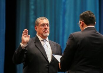 Bernardo Arévalo asumió la presidencia de Guatemala en una tensa jornada y al filo de la medianoche del domingo