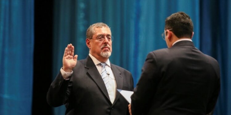 Bernardo Arévalo asumió la presidencia de Guatemala en una tensa jornada y al filo de la medianoche del domingo