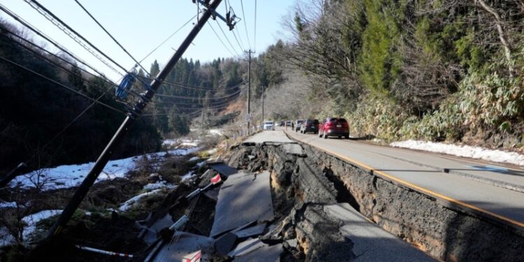 Sismos dejan al menos 48 muertos y destruyen construcciones en la costa oeste de Japón