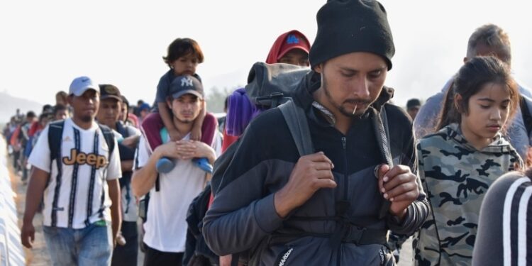 Caravana de migrantes se reagrupa en México y EEUU culpa a ese país por repunte de cruces irregulares