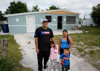 Migrantes llegan a EEUU a través de programa que evita peligrosa travesía hasta la frontera, pero siguen los cruces irregulares