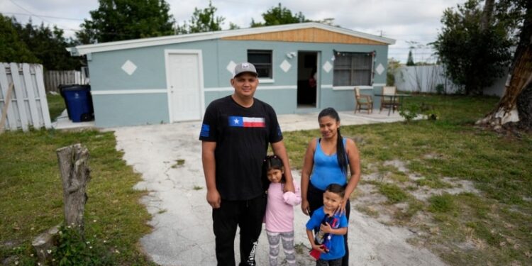 Migrantes llegan a EEUU a través de programa que evita peligrosa travesía hasta la frontera, pero siguen los cruces irregulares