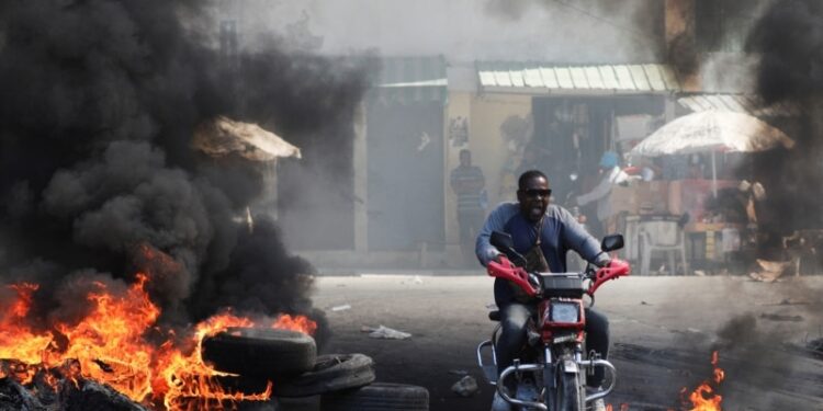 Residentes de Puerto Príncipe se instalan en refugios mientras aumenta la violencia