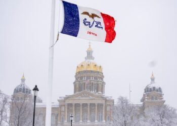 Trump, Haley y DeSantis desafían el frío en Iowa antes de caucus del lunes
