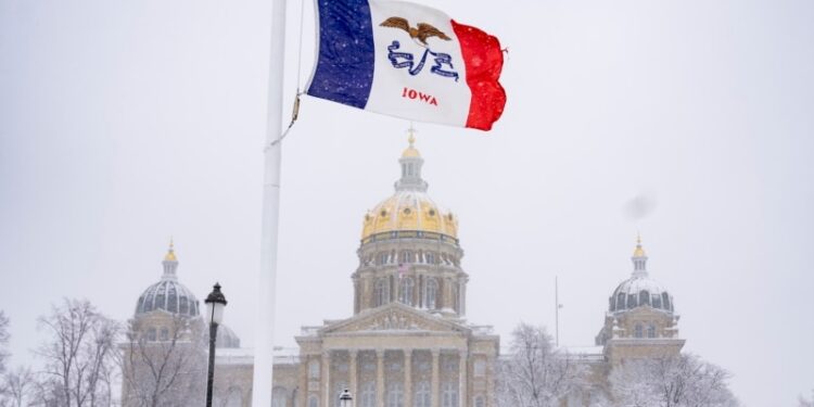 Trump, Haley y DeSantis desafían el frío en Iowa antes de caucus del lunes
