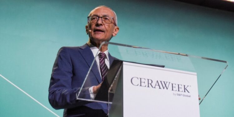 Podesta de la Casa Blanca, sustituirá a Kerry como enviado de EEUU para el clima: fuente