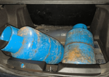 Hallan dos vehículos que militares presumen iban a ser usados como “coches bomba” en Ecuador