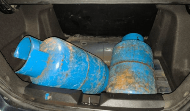 Hallan dos vehículos que militares presumen iban a ser usados como “coches bomba” en Ecuador