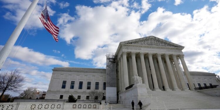 EEUU: Gobierno pide a Corte Suprema permita a agentes fronterizos cortar alambre de púas de Texas