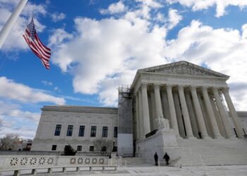 EEUU: El gobierno solicita a la Corte Suprema permitir que agentes corten alambre fronterizo