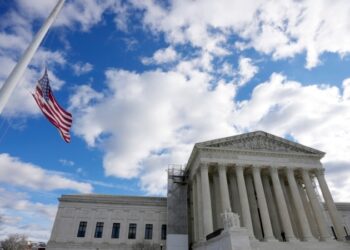 El gobierno de Joe Biden pidió a la Corte Suprema de Estados Unidos que permita cortar el alambre de púas que Texas instaló en la frontera.