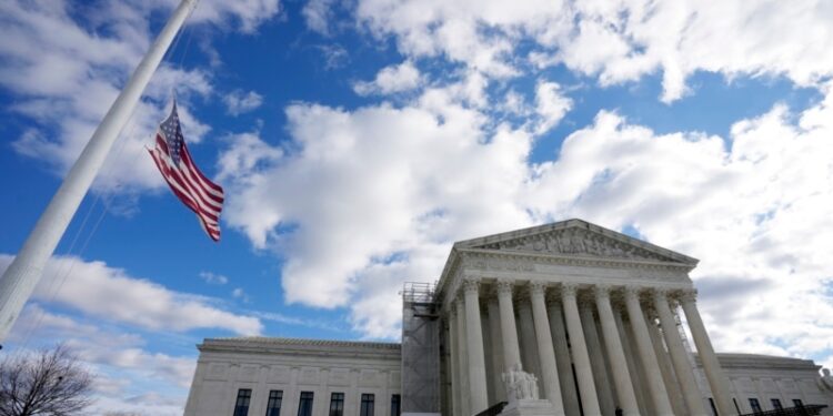 El gobierno de Joe Biden pidió a la Corte Suprema de Estados Unidos que permita cortar el alambre de púas que Texas instaló en la frontera.