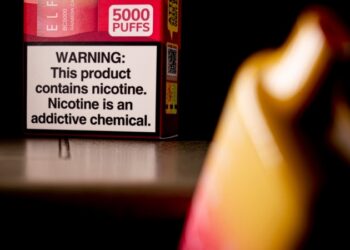 El tabaquismo disminuye a nivel mundial mientras aumenta el uso de vapeadores y cigarrillos electrónicos