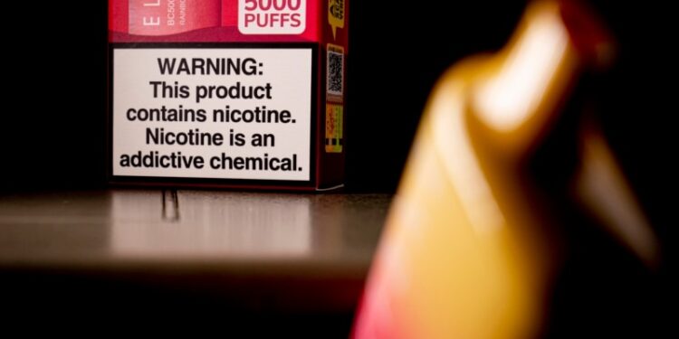 El tabaquismo disminuye a nivel mundial mientras aumenta el uso de vapeadores y cigarrillos electrónicos