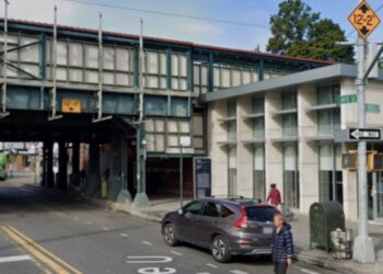 Práctica peligrosa en Nueva York: un hombre intentó “surfear” sobre el techo del metro y consiguió la muerte