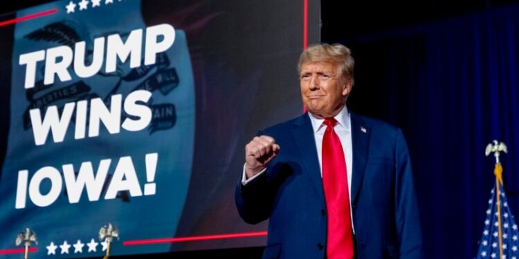 Trump gana los caucuses o asambleas partidarias de Iowa