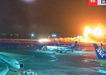 EN VIDEO: El momento en que un avión de Japan Airlines se incendia con cientos de pasajeros a bordo