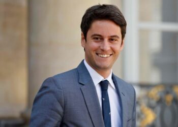 Gabriel Attal se convierte en el primer ministro más joven de Francia