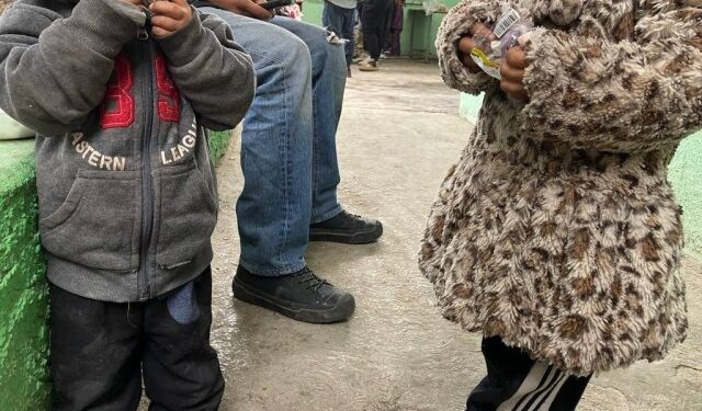 Pese a intentos de secuestro y el inclemente frío, familia venezolana mantiene la esperanza de cruzar a EEUU