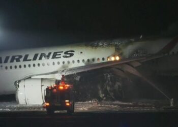 Un avión con unos 400 pasajeros se incendia en el aeropuerto japonés de Haneda (VIDEO)