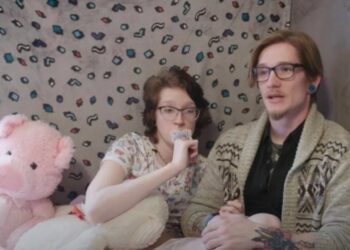 Extraña relación en Kentucky: usa biberón y se comporta como niña… su pareja simula ser su papá