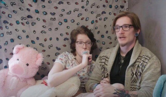 Extraña relación en Kentucky: usa biberón y se comporta como niña… su pareja simula ser su papá