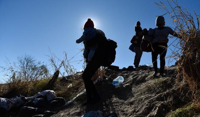 Llegada de migrantes a EEUU bajó después que México aumentara detenciones