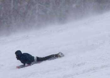 Tormenta invernal cubre de nieve partes de EEUU y se espera más