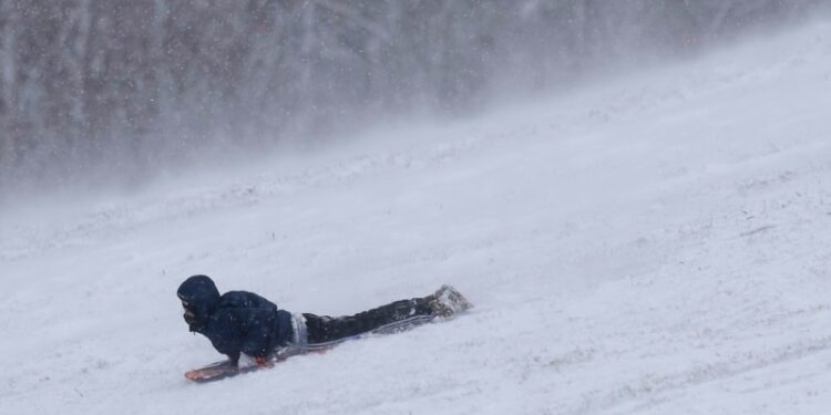 Tormenta invernal cubre de nieve partes de EEUU y se espera más