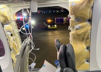 Incógnitas que deja el caso del avión de Alaska Airlines que perdió parte del fuselaje en pleno vuelo
