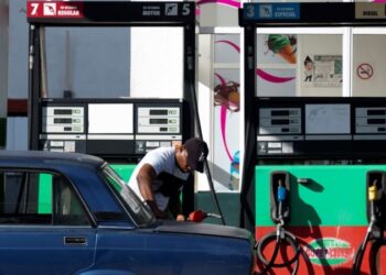 Cuba quintuplica precio de la gasolina especial