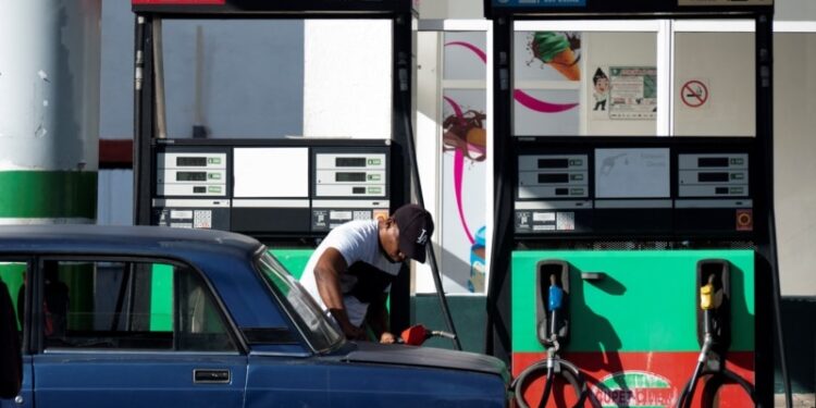 Cuba quintuplica precio de la gasolina especial