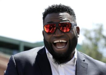 ¡Tirándole! David Ortiz protagoniza fallo de swing durante la revelación de sexo de su bebé (VIDEO)