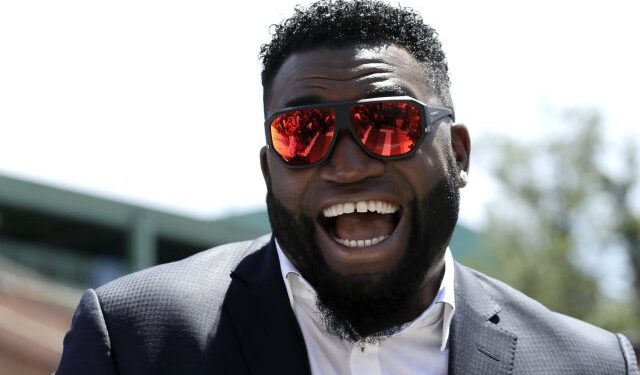¡Tirándole! David Ortiz protagoniza fallo de swing durante la revelación de sexo de su bebé (VIDEO)