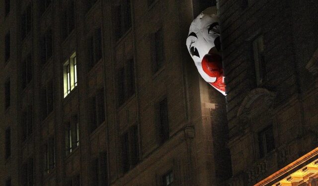 “Muy espeluznantes”: enormes cabezas de payaso en el centro de Boston asustan a los turistas (FOTOS)