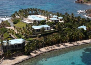 Corte de Nueva York desclasificó explosivos documentos judiciales asociados a Jeffrey Epstein