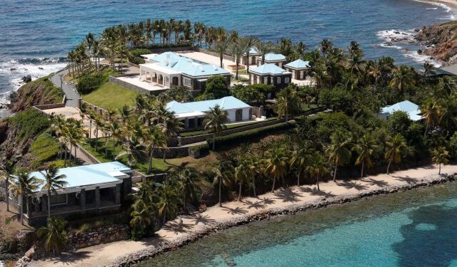 Corte de Nueva York desclasificó explosivos documentos judiciales asociados a Jeffrey Epstein