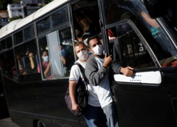 Retienen autobuses por circular a altas velocidades por autopistas de Caracas