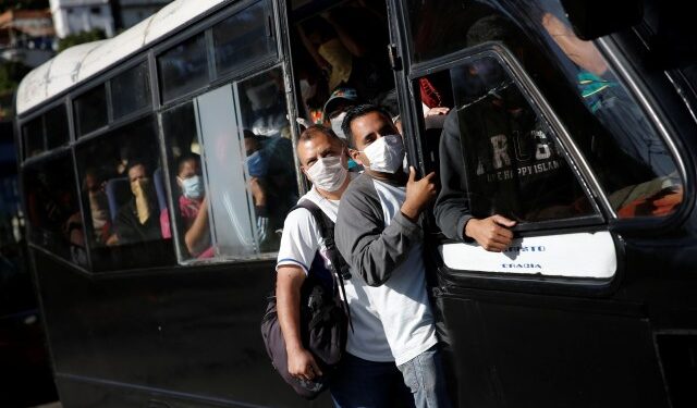 Retienen autobuses por circular a altas velocidades por autopistas de Caracas