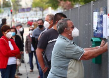 España evalúa retomar las mascarillas ante brote de la gripe y otros virus respiratorios